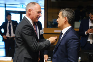 Gerhard Karner spricht mit Gerald Darmanin, Frankreichs Minister für Inneres und Übersee.