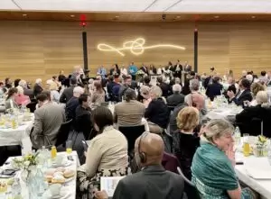 Internationales Gebetsfrühstück im Parlament in Wien: 270 Gäste, davon 39 Abgeordnete aller Parteien, nahmen daran teil. Vertreter und Angehörige von 15 Konfessionen trafen sich im Zeichen von Frieden und Versöhnung. Foto: Büro Abg. Gudrun Kugler