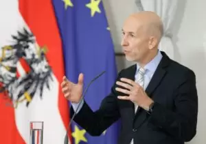 Martin Kocher, Arbeitsminister: Mehr als 300 Betriebe haben sich gemeldet, um Kika/Leiner-Mitarbeiter aufzunehmen. Kündigungen sind für Betroffene eine „Tragödie“, aber der Großteil könne voraussichtlich rasch wieder vermittelt werden. Er sei „zuversichtlich“, sagte Kocher. Bild: BM Kocher im April im Bundeskanzleramt; Foto: Bka/Regina Aigner
