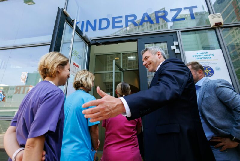 Lokalaugenschein in einem Kindergesundheitszentrum in Wien mit Bundeskanzler Karl Nehammer. Foto: Bka/Andy Wenzel