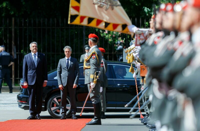 Damit der Schengenraum wieder funktioniert, macht sich Bundeskanzler Karl Nehammer für eine Totalreform der EU-Asylregeln stark. Diese Forderung erneuerte er am Dienstag bei einem Treffen mit seinem slowenischen Amtskollegen Robert Gelob. Foto: BKA/Andy Wenzel