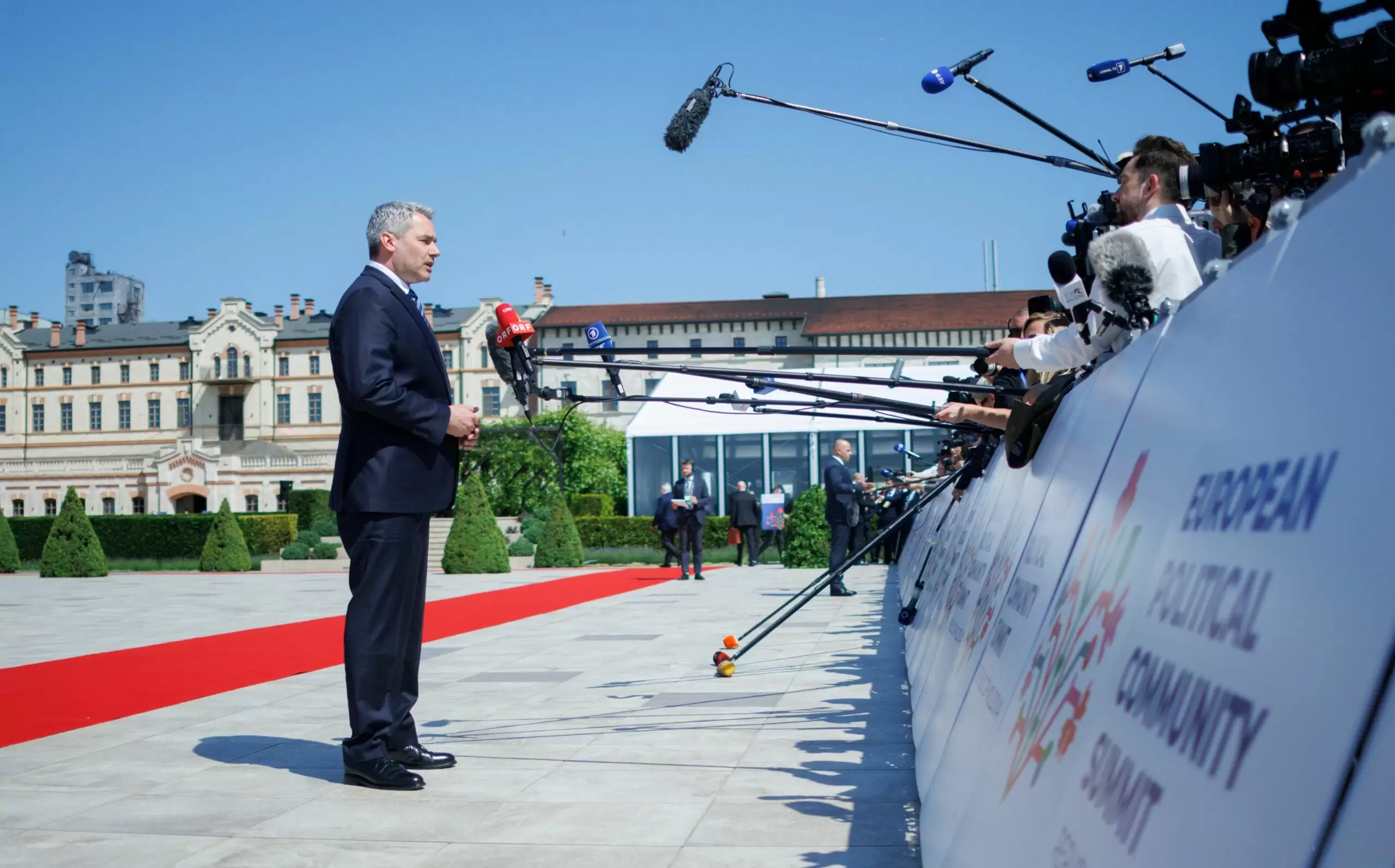 Erklärt Österreichs Position zu Migration, Russlands Angriff und EU-Erweiterung: Bundeskanzler Karl Nehammer beim zweiten Gipfel der Europäischen Politischen Gemeinschaft am 1. Juni in Moldau. Foto: Andy Wenzel