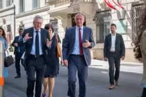 Sicherheit zählt, das bedeutet Kooperation der Behörden und gemeinsame Streifen der Polizei: Innenminister Gerhard Karner hatte am Montag seinen slowakischen Ressortkollegen Ivan Šimko in Wien zu Gast und reist am Donnerstag zu einem Treffen dr Visegrad-Staaten nach Bratislava. Foto: BMI/Jürgen Makowecz
