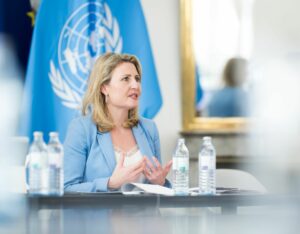 Mehr Mittel für weitere Schutzwohnung für Frauen: Die Bundesregierung erweitert das Gewaltschutzpaket für Frauen und Kinder, erklärt Familienministerin Susanne Raab (im Bild bei der UN-Women-Videokonferenz im April). Foto: Bka/Christopher Dunker