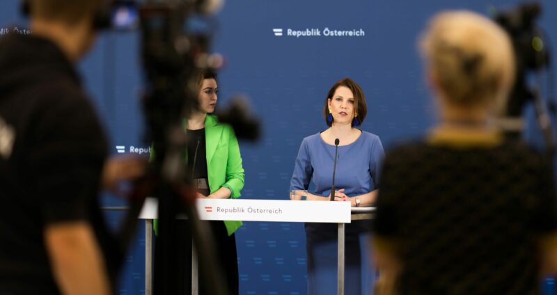 Das NS-Verbotsgesetz wird verschärft, kündigten Verfassungsministerin Karoline Edtstadler und Justizministerin Alma Zadic an: NS-Devotionalien können leichter abgenommen werden, die Zuständigkeit der Gerichte wird ausgeweitet und bei Verurteilung erfolgt Amtsverlust. Foto: Bka/Christopher Dunker