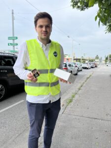 Der JVP NÖ Landesobmann Sebastian Stark bei einer Verteilaktion um auf die Kampagne "Anpacken statt Anpicken" in Hinsicht auf den Klimaschutz aufmerksam zu machen. Foto: JVP NÖ