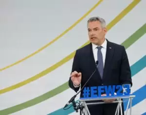 Das Krisenkabinett tagte unter Vorsitz von Bundeskanzler Karl Nehammer am Sonntag in Wien. Bereits am Samstag hatte Nehammer beim Europaforum Wachau (Bild) vor einer Instabilität der Großmacht Russland gewarnt: Diese verfüge über ein enormens Potenzial an atomaren, biologischen und chemischen Waffen. Foto: Bka/Tadic