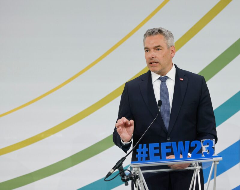 Das Krisenkabinett tagte unter Vorsitz von Bundeskanzler Karl Nehammer am Sonntag in Wien. Bereits am Samstag hatte Nehammer beim Europaforum Wachau (Bild) vor einer Instabilität der Großmacht Russland gewarnt: Diese verfüge über ein enormens Potenzial an atomaren, biologischen und chemischen Waffen. Foto: Bka/Tadic