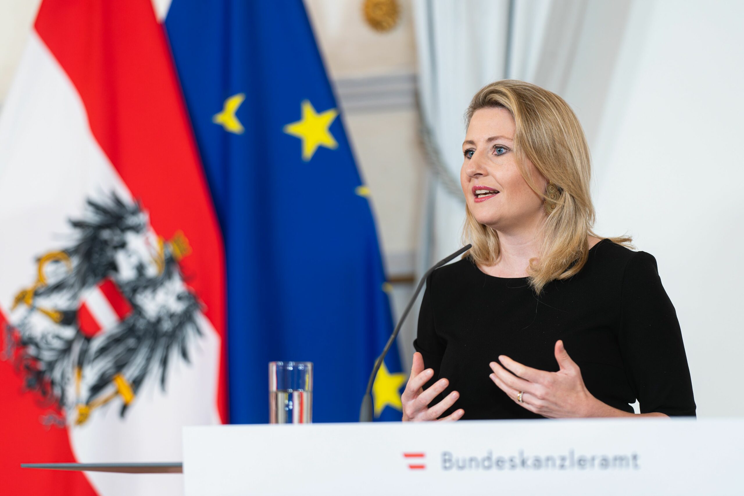 Für öffentlich-rechtlichen Rundfunk, aber schlanken, sparsamen und transparenten ORF: Medienministerin Susanne Raab (im Bild 2023 im Bka). Foto: Schrötter