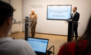 BM Tanner und Sts Tursky präsentieren die neue digitale Plattform des Heeres. Foto: Karlovits/Bundesheer