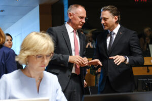 Bartos Grodecki, stv. Staatssekretär für Inneres in Warschau, erläutert Karner Polens Position.