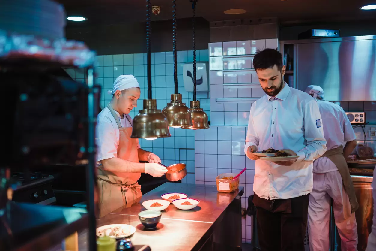 Eine neue Initiative verknüpft Deutschkurse mit der Beschäftigungstätigkeit in Hotellerie und Gastronomie. Foto: iStock/NoSystem images