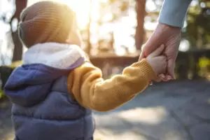 Diese Woche im Familienausschuss standen der Kinderschutz, die Reform des Kindschaftsrechts und die Reform des Eltern-Kind-Passes auf der Tagesordnung. Foto: iStock/dragana991