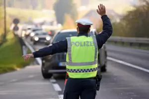 Dei Regierung erhöht die Strafen bei Verkehrsrowdies. In Zukunft kann sogar das Fahrzeug abgenommen werden. Foto: istock/spitzt-foto