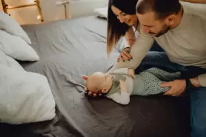 Eltern können sich über Neuerungen bei der Aufteilung der Karenz freuen. Foto: iStock/ReMa