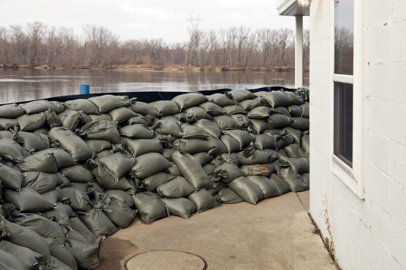 Nach der teilweisen Zerstörung eines Staudamms in der Ukraine hilft Österreich unter anderem mit Booten, Pumpen und Sandsäcken. Foto: istock/BanksPhotos