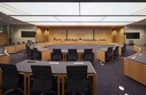 Kommt es demnächst zum 1. Untersuchungsausschuss im neu renovierten Parlament? Der FPÖ fehlt dafür noch die Unterstützung der SPÖ, daher bleiben die Plätze noch leer. Foto: Parlamentsdirektion/Thomas Topf