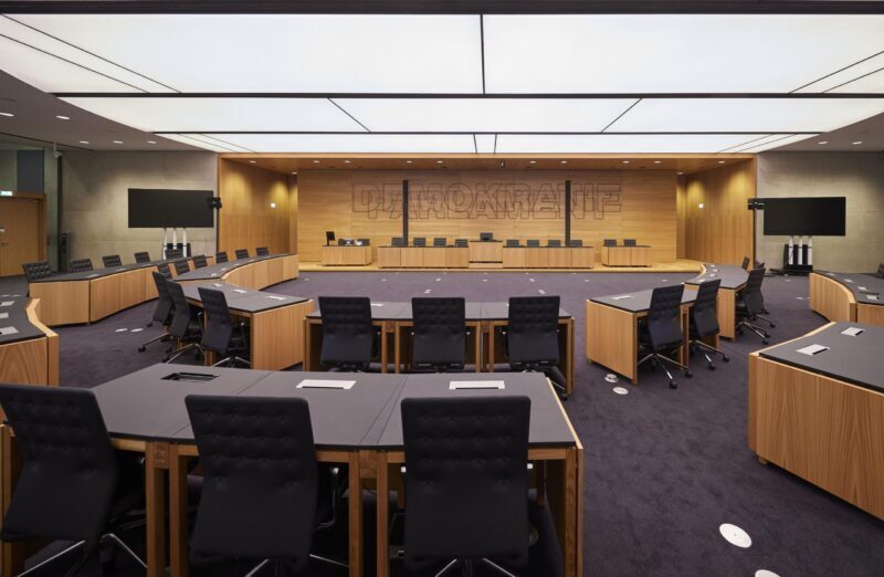 Kommt es demnächst zum 1. Untersuchungsausschuss im neu renovierten Parlament? Der FPÖ fehlt dafür noch die Unterstützung der SPÖ, daher bleiben die Plätze noch leer. Foto: Parlamentsdirektion/Thomas Topf