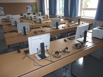Schule auf der Höhe der Zeit: PC-Räume, Laptops, Digitale Grundbildung. Bild: Dieter Schütz