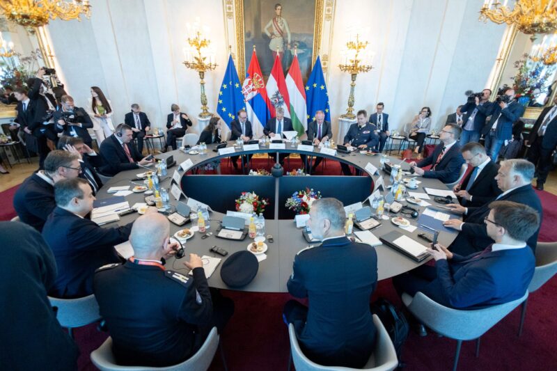 Migrationsgipfel im Bundeskanzleramt in Wien: Bundeskanzler Karl Nehammer, Ministerpräsident Viktor Orban (Ungarn) und Präsident Aelksandar Vucic (Serbien). Die Maßnahmen gegen irreguläre Migration wirken und werden verstärkt. Foto: Bka/Andy Wenzel