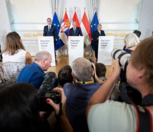 Migrationsgipfel im Bundeskanzleramt in Wien: Bundeskanzler Karl Nehammer, Ministerpräsident Viktor Orban (Ungarn) und Präsident Aelksandar Vucic (Serbien). Die Maßnahmen gegen irreguläre Migration wirken und werden verstärkt. Foto: Bka/Andy Wenzel