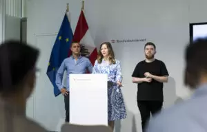 Über Neuerungen und Verbesserungen im Zivildienst berichtete Staatssekretärin Claudia Plakolm. Aus der Praxis erzählten der Zivildiener Elber Islami (l., Lebenshilfe) und Robert Radev (r.), der sich nach dem Zivildienst aufgrund der dortigen Erfahrungen für den Pflegeberuf am Universitätsklinikum St. Pölten-Lilienfeld entschieden hat. Foto: Bka/Dunker