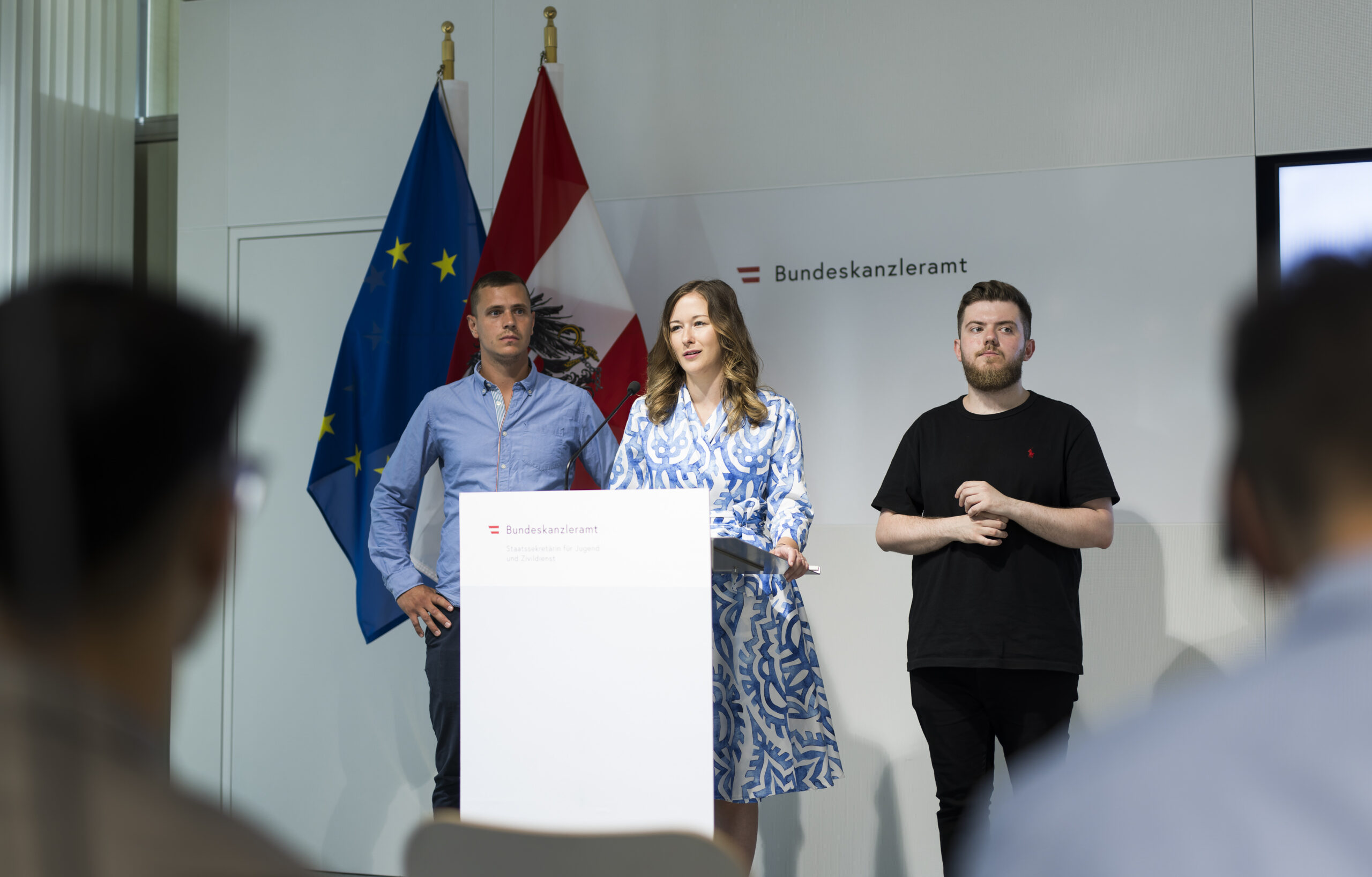 Über Neuerungen und Verbesserungen im Zivildienst berichtete Staatssekretärin Claudia Plakolm. Aus der Praxis erzählten der Zivildiener Elber Islami (l., Lebenshilfe) und Robert Radev (r.), der sich nach dem Zivildienst aufgrund der dortigen Erfahrungen für den Pflegeberuf am Universitätsklinikum St. Pölten-Lilienfeld entschieden hat. Foto: Bka/Dunker