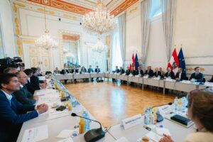 die Bundesregierung Expertinnen und Experten sowie die zuständigen Ministerinnen und Minister zu einem Mikrochips-Gipfel. Foto: Schrötter/BKA