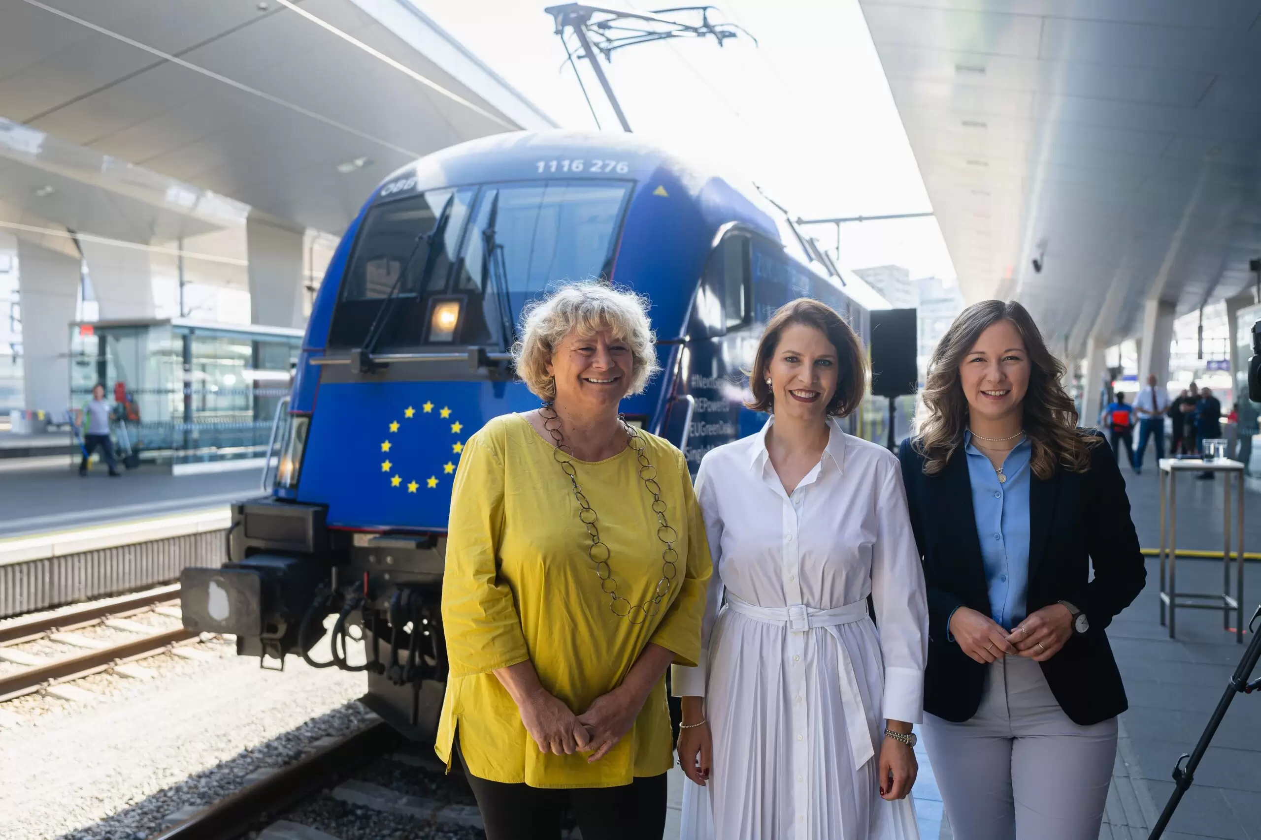 Am 4. Juli 2023 gaben Europaministerin Karoline Edtstadler (m.), Staatssekretärin Claudia Plakolm (r.) und ÖBB Rail Tours-Geschäftsführerin Eva Buzzi (l.) ein gemeinsames Pressestatement zur Initiative "Schulklassen nach Brüssel". Foto: Schrötter