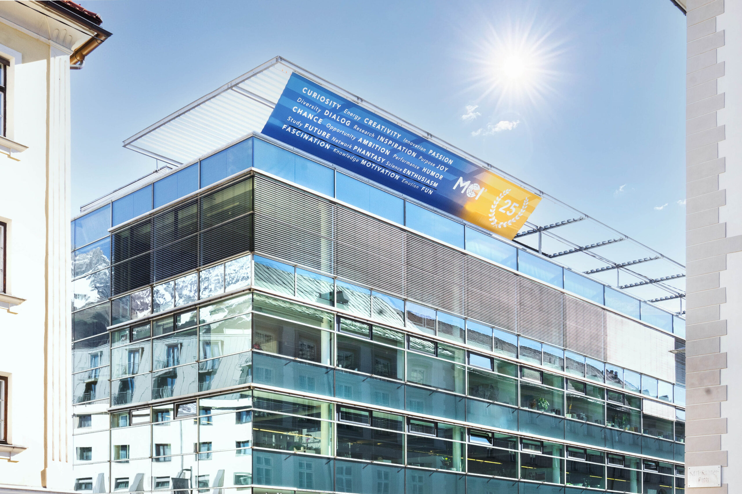 Weniger Bürokratie für Fachhochschulen wie das ManagementCenter Innsbruck bringen Gesetzesänderungen, die am Mittwoch im Nationalrat beschlossen werden sollen. Damit können neue Studienangebote innerhalb bereits akkreditierter Fachrichtungen rascher eingeführt werden. Foto: MCI