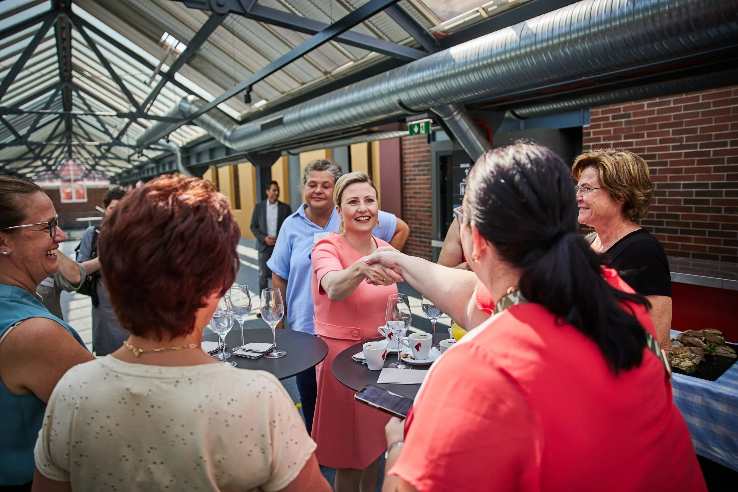 Frauenministerin im Austausch mit weiblichen Bürgermeistern beim diesjährigen Bürgermeisterinnentreffen im Juli. Foto: Franz Gleiss