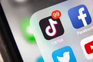 Welche Gefahren birgt die Social Media Plattform TikTok? Foto: 5./15 WEST/ iStock