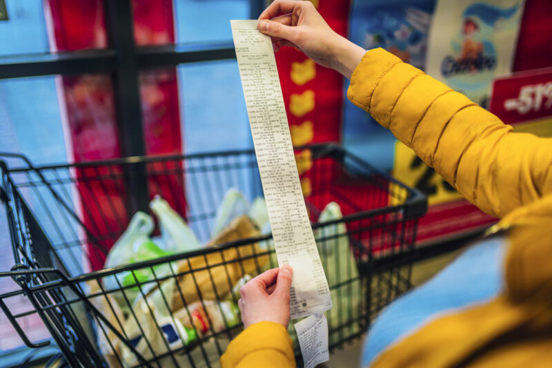 Konsumenten können nun regelmäßig die Preisentwicklung bei Lebensmitteln einsehen. der Lebensmittel-Transprenzbericht gibt wurde erstmals präsentiert. Foto: istock/LordHenriVoton