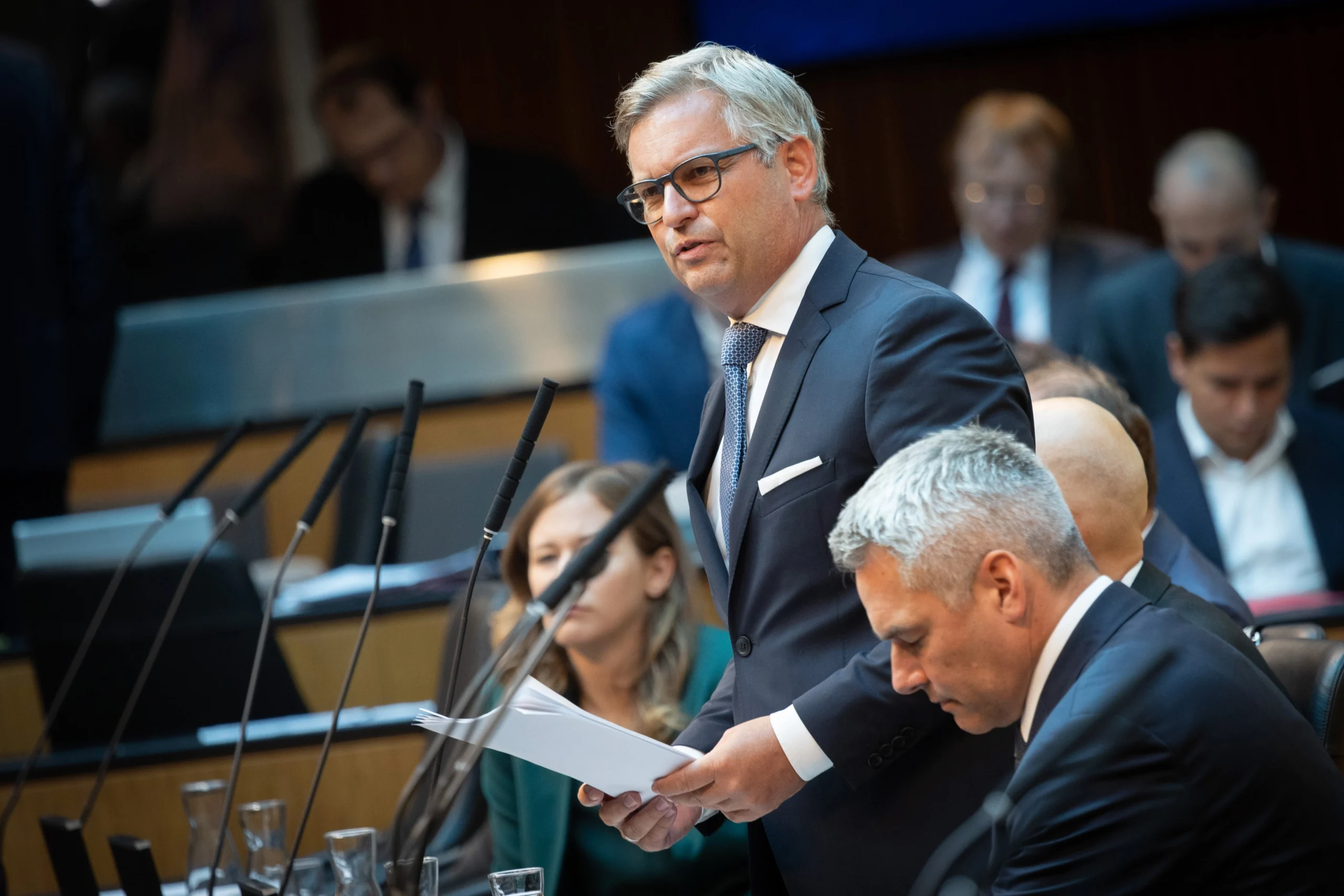Finanzminister Magnus Brunner: Der Bund bleibt auf der Gebührenbremse, unterstützt die Gemeinden. Österreich braucht stabile Budgets, um für Krisen gerüstet zu sein. Foto: Parlament/Ulrike Wieser