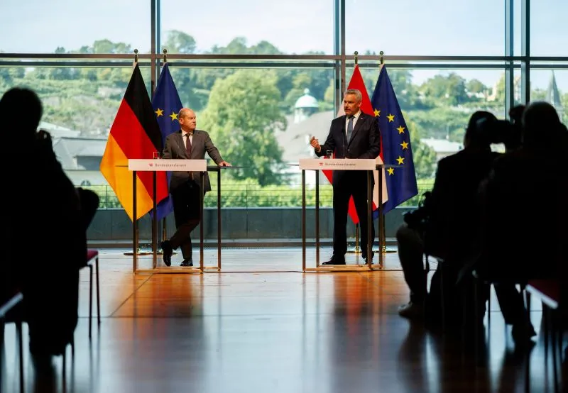 Die Bundeskanzler Olaf Scholz und Karl Nehammer bekräftigten beim Pressegespräch in Salzburg das gemeinsame Anliegen von Österreich und Deutschland an Kontrollen der EU-Außengrenzen und am Projekt für grünen Wasserstoff. Foto: Andy Wenzel