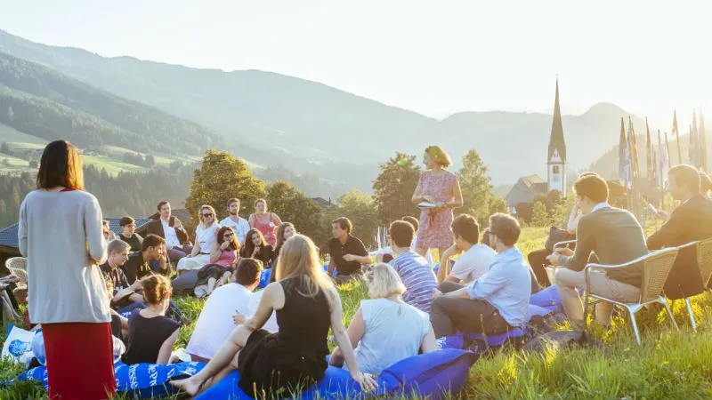 Das Europäische Forum Alpbach führt jährlich Wissenschaftler und Entscheidungsträger mit Jugendlichen aus 40 Nationen zusammen. Nächste Woche sind Bundesminister und Abgeordnete in Alpbach, um über Demokratie, Europa und Wirtschaft zu debattieren. Foto: CCA