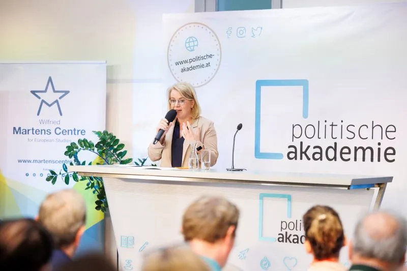 Die Politische Akademie (PolAk) startet im September ihr Programm und die Österreich-Gespräche, kündigte die Präsidentin, Abg. Bettina Rausch, an. In Zeiten von Polarisierung und Bevormundung brauche es die bürgerliche Mitte. Foto: PolAk
