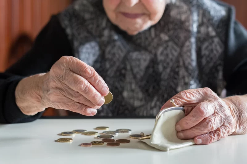 Frauen bekommen bis zu 40 Prozent weniger Pension als Männer. Gegen Altersarmut schlagen Frauenministerin und Seniorenbund Alarm. Foto: istock/kasto80