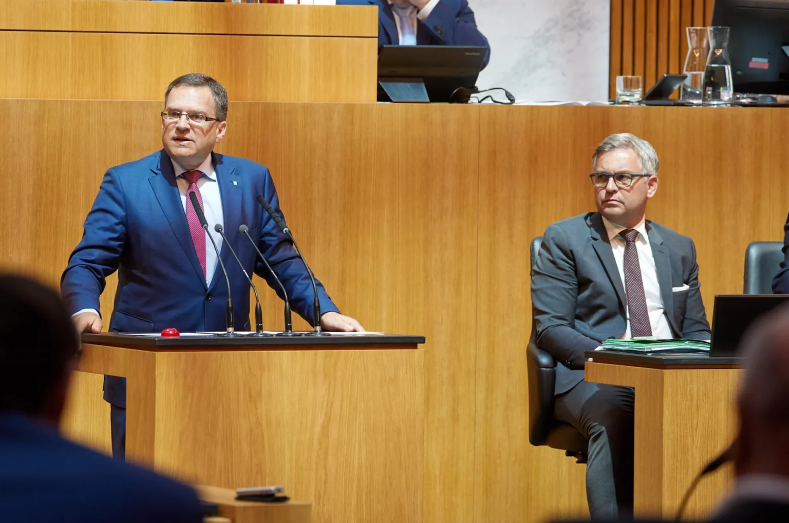 ÖVP-Klubobmann August Wöginger und Finanzminister Magnus Brunner bei der Budgetdebatte des Nationalrats. Die Entlastungen wirken, die Lohnerhöhungen kommen an, die Kaufkraft wird gestärkt. Die Abschaffung der kalten Progression ist das Herzstück der steuerlichen Entlastungen. Foto: Thomas Topf