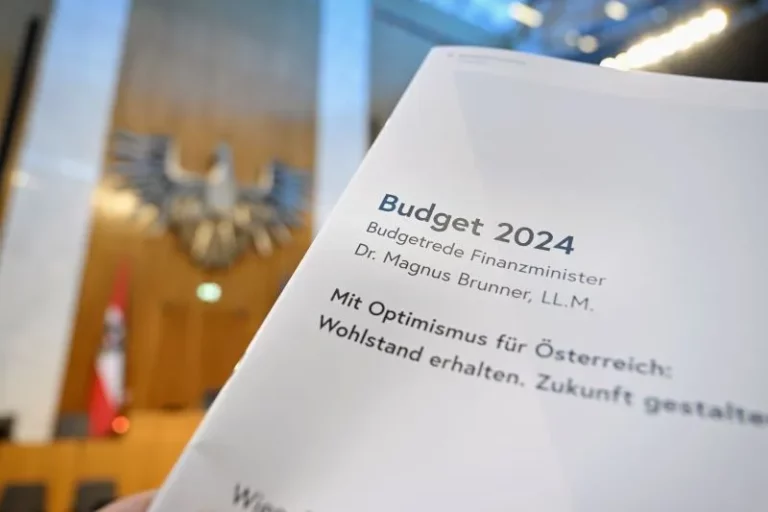 "Wohlstand erhalten. Zukunft gestalten" - Die Leitlinien des Budgets 2024, das von Finanzminister Magnus Brunner (ÖVP vorgelegt wurde, wird diese Woche im Nationalrat debattiert und beschlossen. Foto: Johannes Zinner