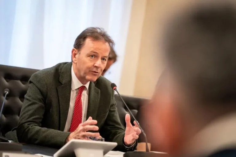 Österreichs sechs Volksgruppen erhalten 2024 wiederum mehr Mittel aus dem Bundeshaushalt, um damit ihre Sprache und ihre Kultur zu erhalten und zu pflegen: ÖVP-Volksgruppensprecher Nikolaus Berlakovich, im Bild bei der Dialogplattform im März im Parlament. Foto: David Bohrmann