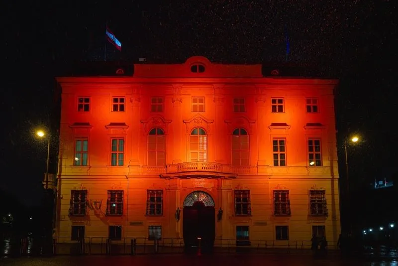 Erstrahlt in Orange: Bundeskanzleramt in Wien. Foto: Bka