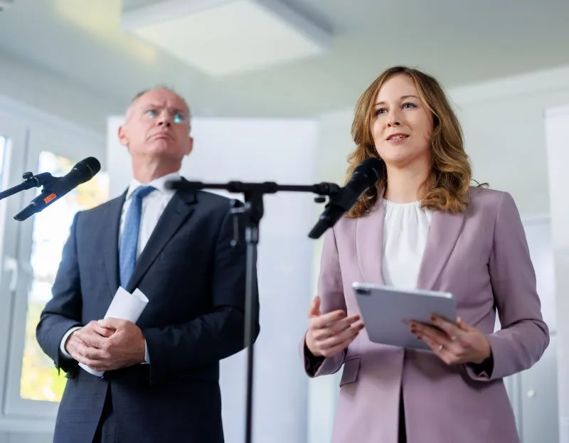 Staatssekretärin Claudia Plakolm mit Innenminister Gerhard Karner: Vorbeugung gegen Extremismus. Foto: Andy Wenzel