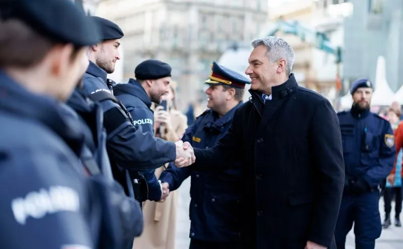 Dank an alle Einsatzkräfte: Bundeskanzler Karl Nehammer bei einem Rundgang in Wien. Foto: Andy Wenzel