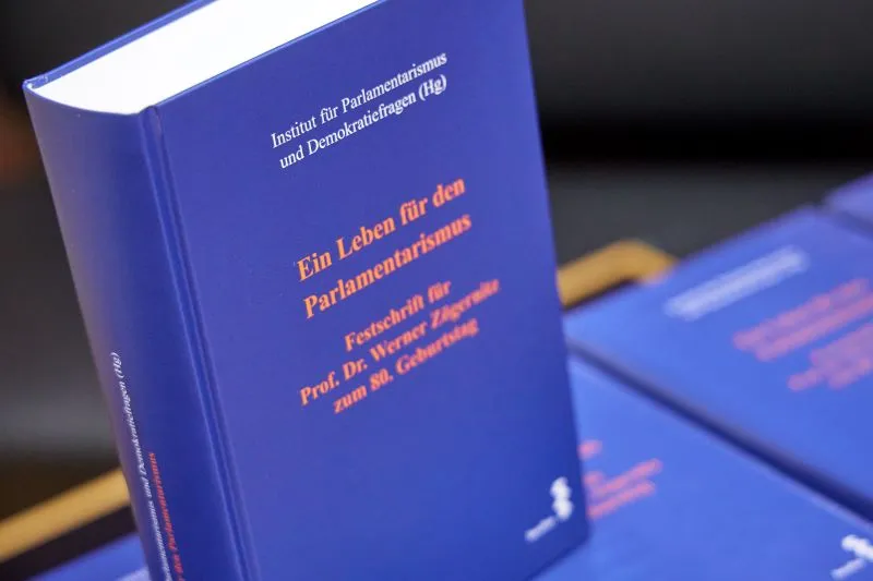70 Autorinnen und Autoren auf 770 Seiten: Festschrift für Werner Zögernitz
