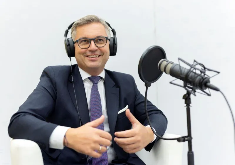 In der aktuellen Folge des Podcast "Finance Friday", spricht Finanzminister Brunner über die Causa Signa und Konsequenzen für Firmenbuch und Bilanzlegung. Foto: BMF