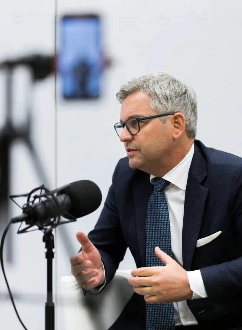 In diesen und den nächsten Folgen des Podcast „Finance Friday“ beantwortet Finanzminister Magnus Brunner Fragen der Hörerinnen und Hörer. Foto: BKA