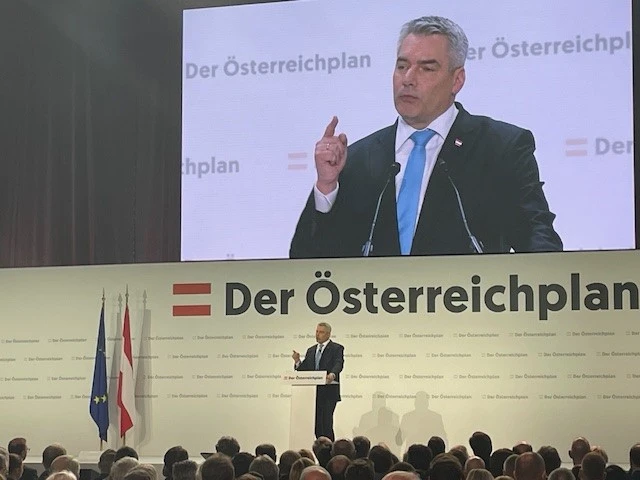 Bundeskanzler und ÖVP-Obmann Karl Nehammer präsentierte in Wels den Österreichplan 2030. Foto: Zur-Sache