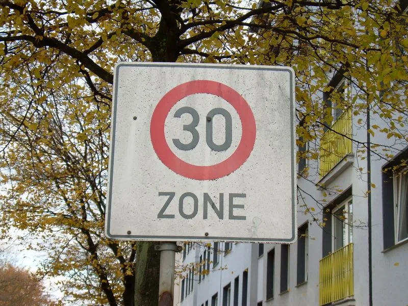Städte und Gemeinden sollen künftig in Bereichen mit Schutzbedürfnis ein Tempolimit von 30 Km/h einführen und kontrollieren dürfen. Foto: piksl-labor; pixelio