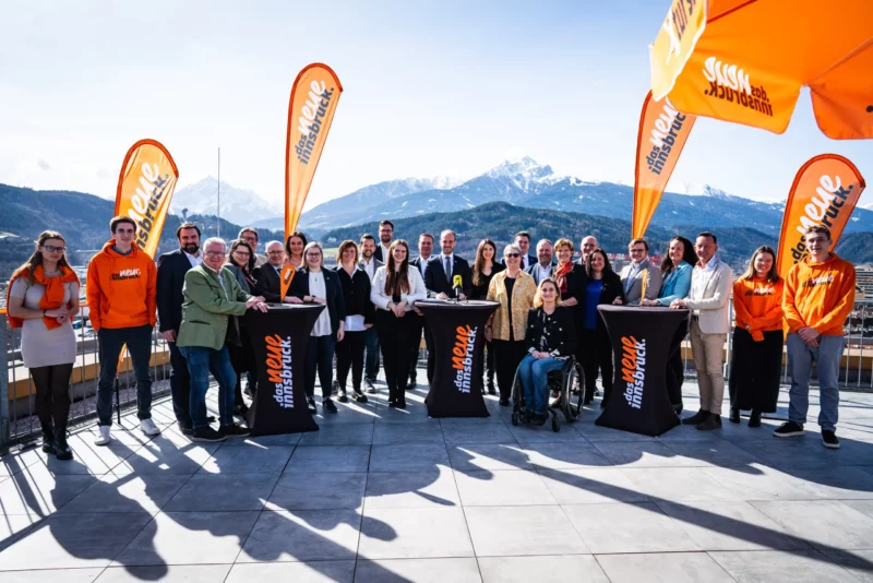 Vor beeindruckender Bergkulisse präsentierte Florian Tursky am Montag sein Team für die Innsbrucker Bürgermeister- und Gemeinderatswahl. Foto: Das neue Innsbruck